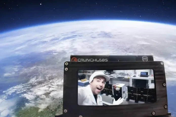 Mark Rober SpaceSelfie CrunchLabs selfi u svemiru Čovek napravio sopstveni satelit kako bi pravio svemirske selfije sa planetom zemljom