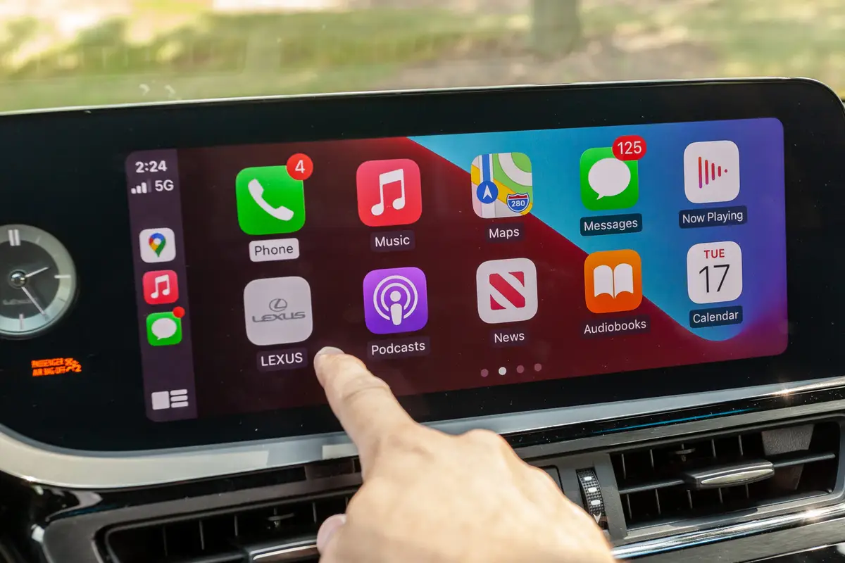 Strimovanje videa u CarPlay, stiže sa iOS 26 1 Strimovanje videa u CarPlay, stiže sa iOS 26, ali postoji caka... Da bi se izbeglo ometanje, funkcija će raditi samo kada je automobil parkiran.